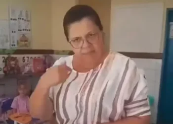 Diretora é flagrada maltratando criança em escola de Tabira