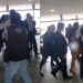VÍDEO: Pelada, mulher em surto entra no Planalto e tenta falar com Lula