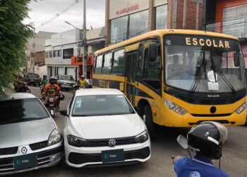 Acidente envolvendo três veículos na manhã desta segunda-feira (25), em Afogados
