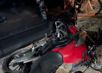 Acidente envolvendo afogadenses em Carnaíba-PE: Mulher sofre escoriações após colisão entre moto e carro; motorista não se feriu