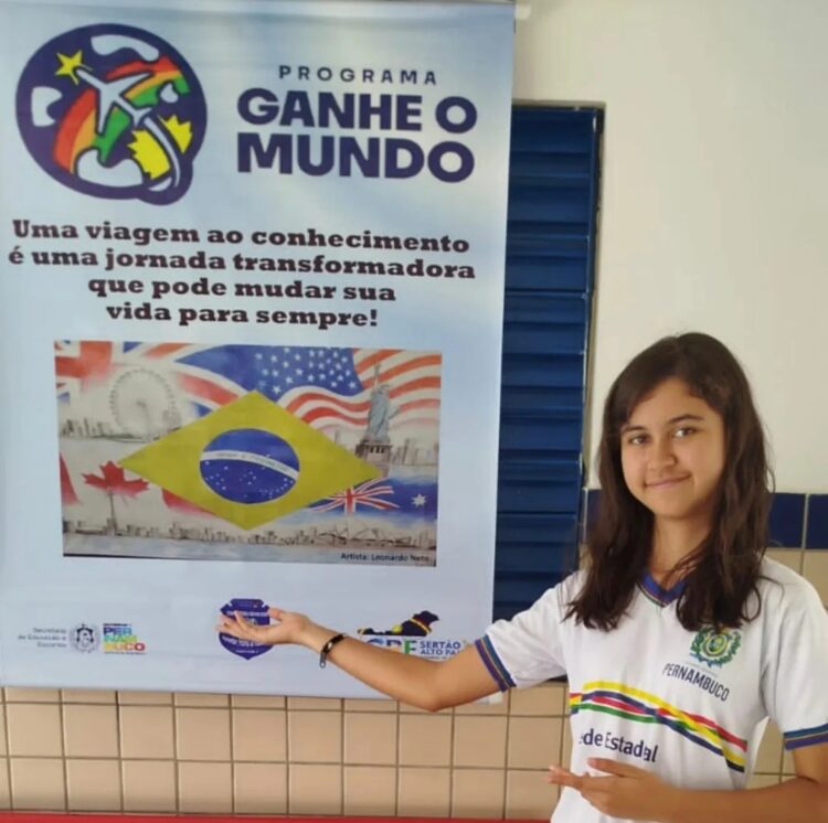 Maria Alice Conquista o Mundo: EREM Monsenhor Antônio de Pádua Santos celebra aprovação no Programa Ganhe o Mundo