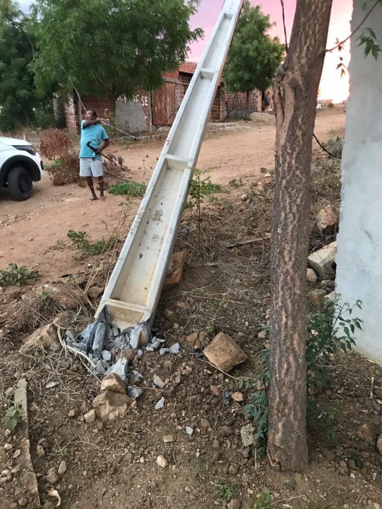 Exclusivo: homem perde controle de veículo e bate em poste no bairro São Cristóvão, em Afogados da Ingazeira