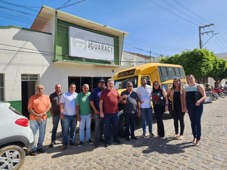 Iguaracy é contemplado com Ônibus do Programa “A Caminho da Escola