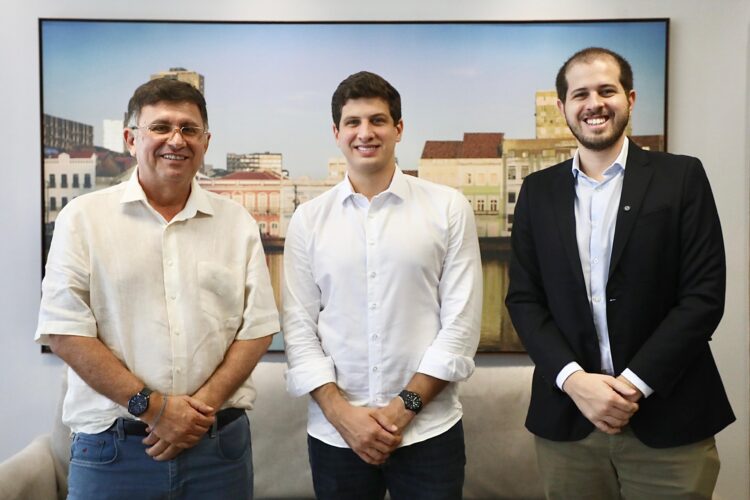 Adelmo Moura tem encontro com João e Pedro Campos em Recife