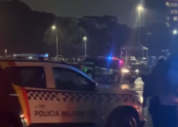 Praça dos Três Poderes, em Brasília, é isolada após explosões; uma pessoa morreu