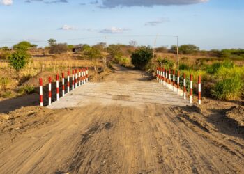 Itapetim: Adelmo Moura entrega passagem molhada no Sítio Santo Antônio de Lima ao lado da prefeita eleita Aline Karina