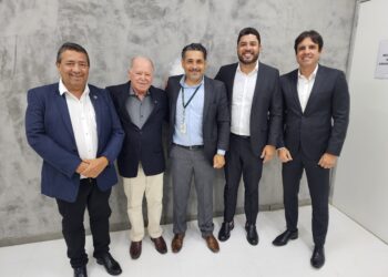 Dr. Pedro Alves e Zeinha Torres buscam destravar obras no Ministério da Saúde