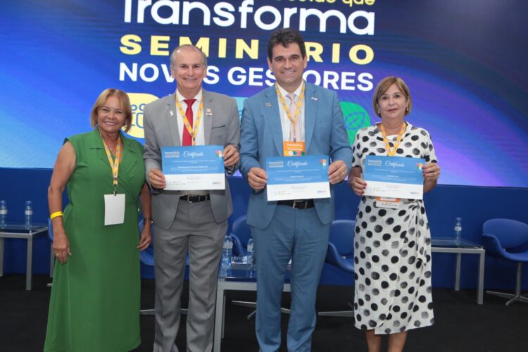 Prefeitos discutem políticas públicas e fortalecimento municipalista em Seminário da Amupe