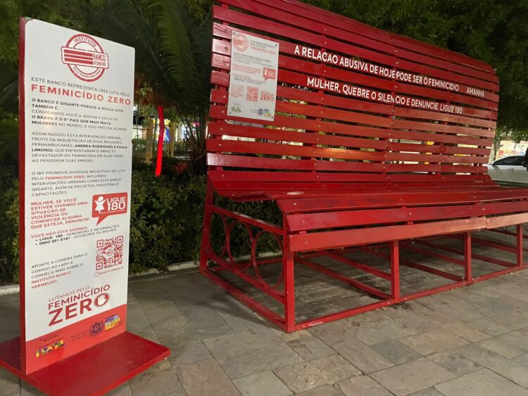 Banco Vermelho chega a Afogados da Ingazeira. Ação representa luta pelo feminicídio zero.