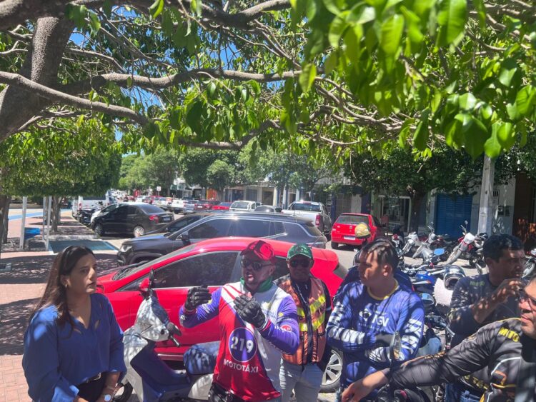 Mototaxistas realizam protesto em Afogados da Ingazeira