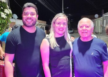 Dr. Pedro Alves anuncia continuidade de Juliany Rabelo e Rita de Cássia como secretárias durante inauguração de ruas em Iguaracy