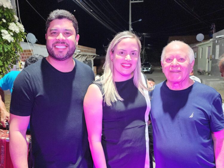 Dr. Pedro Alves anuncia continuidade de Juliany Rabelo e Rita de Cássia como secretárias durante inauguração de ruas em Iguaracy