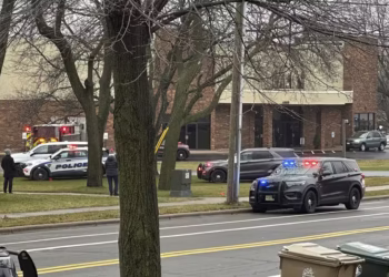 Atirador abre fogo em escola no Wisconsin, nos EUA, mata 4 e deixa vários feridos