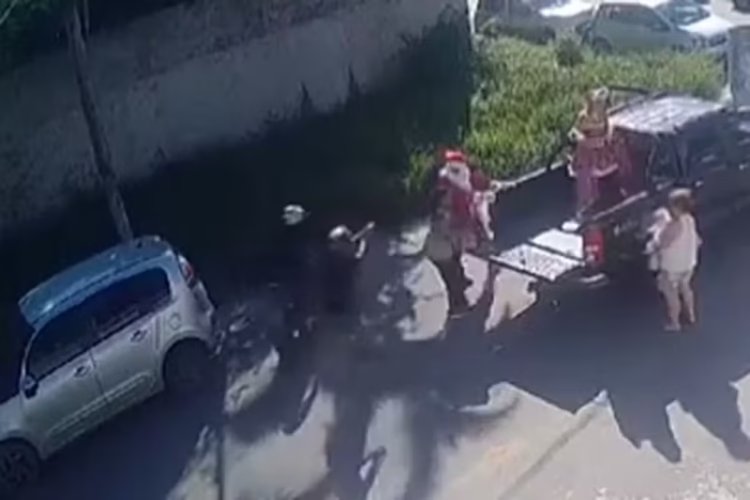 Criminosos assaltam Papai Noel no litoral de SP; VÍDEO