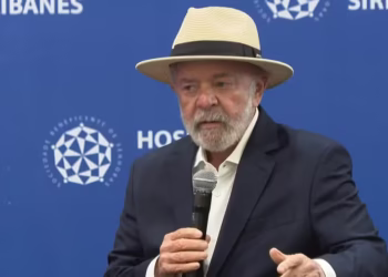 Após alta hospitalar, Lula se emociona e diz que está ‘voltando para casa tranquilo’