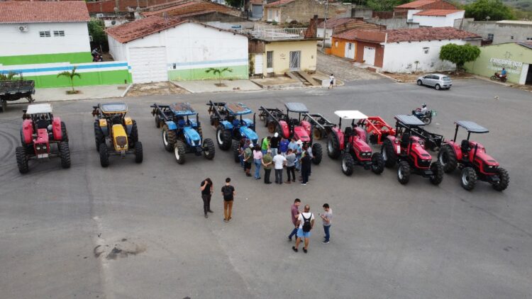 Prefeitura de Brejinho inicia aração de terras dos Agricultores