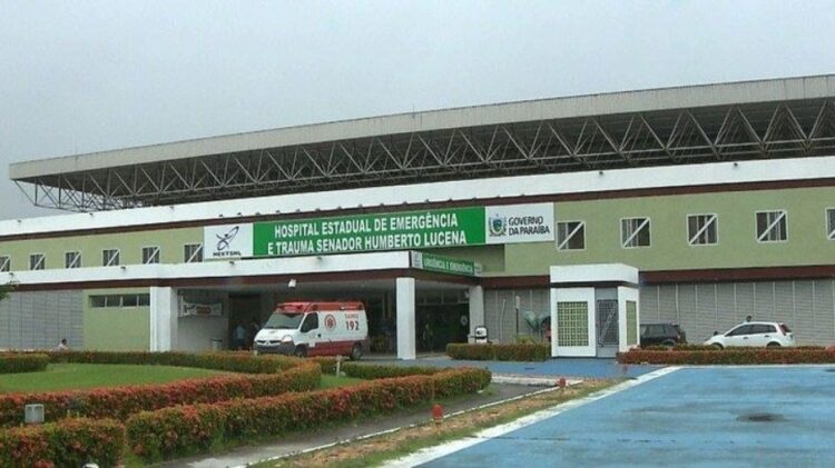 Idoso é internado com objeto de 1 metro nas partes íntimas