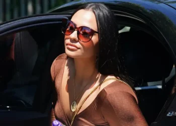 Carcereira brasileira filmada fazendo sexo com detento no Reino Unido é condenada à prisão