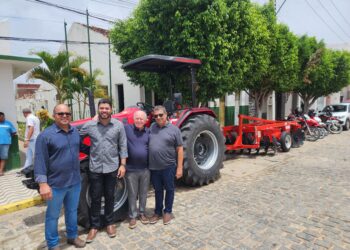 Prefeitura de Iguaracy recebe trator e equipamento agrícola com emenda da senadora Teresa Leitão