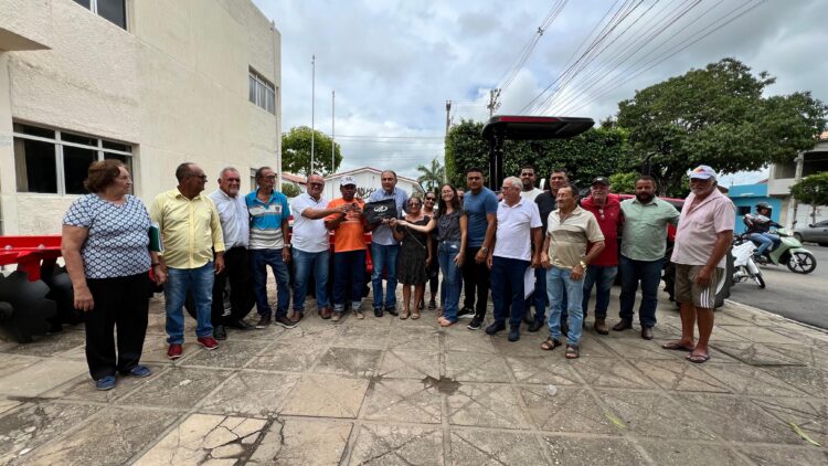 Fortalecimento da agricultura: Carnaíba entrega boletos do Garantia Safra 2024-2025 e trator para comunidades rurais