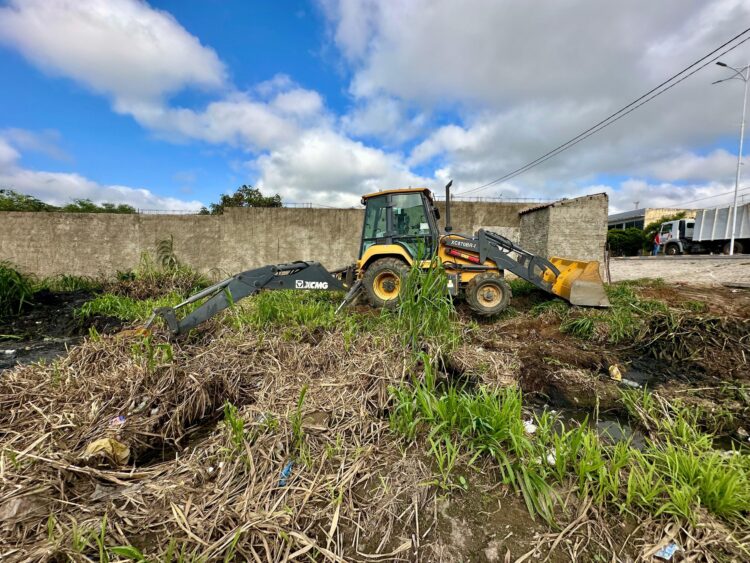 Prefeitura de Itapetim realiza limpeza e anuncia projeto para cobertura de canal