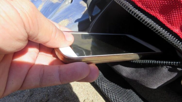 Mulher tem celular roubado no Beco do Cemitério São Judas Tadeu, em Afogados da Ingazeira
