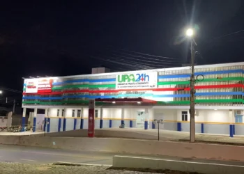 Paciente em surto quebra coisas e é contido por funcionários e PM no hospital de São José do Egito