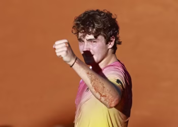 Em jogo emocionante, João Fonseca bate nº1 da Argentina e é campeão em Buenos Aires