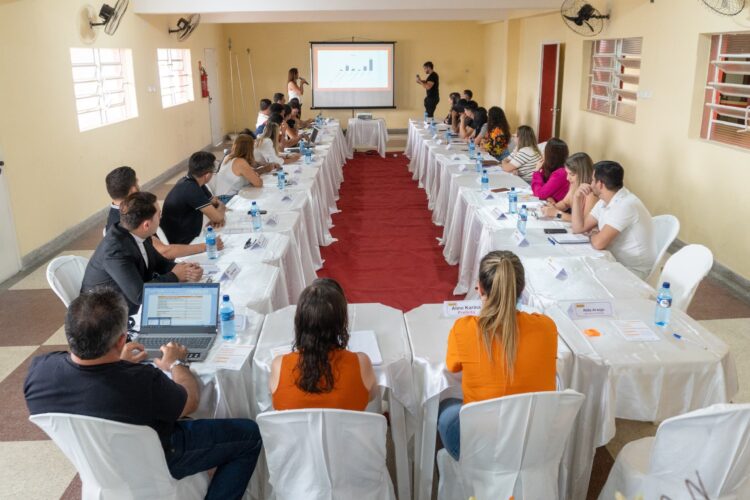 Prefeita Aline Karina reúne equipe para avaliar primeiros 30 dias de governo