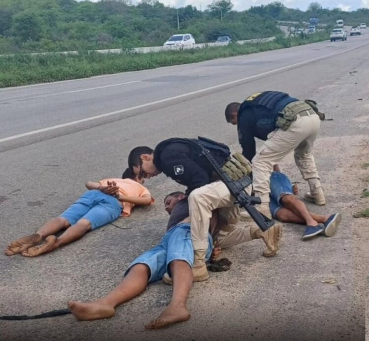 Presos assaltantes de malote em Custódia