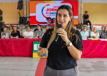 Prefeita Aline Karina participa da Jornada Pedagógica 2025 e apresenta novo fardamento e kits escolares