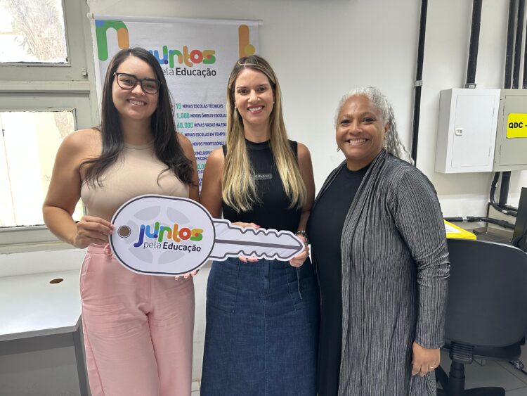 Ingazeira recebe novo ônibus escolar: Luciano Torres, Elizandra Veras e Gabriella Torres comemoram conquista