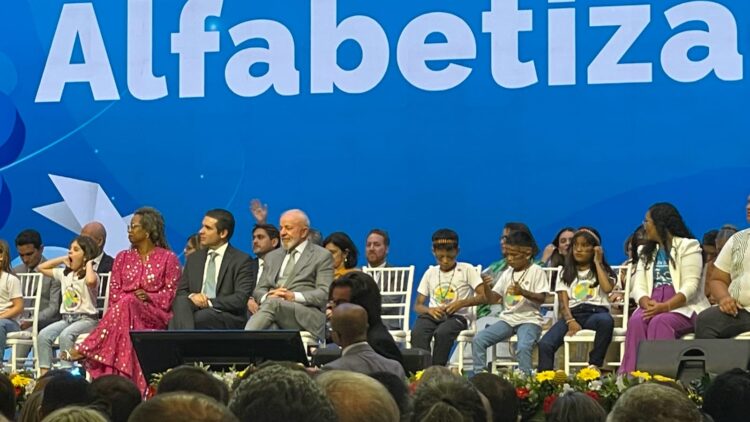 Iguaracy é Ouro: Prefeito Dr. Pedro Alves comemora conquista de prêmio na educação para o município