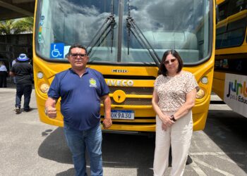 Prefeito de Iguaracy, Dr. Pedro Alves, comemora conquista de novo ônibus escolar