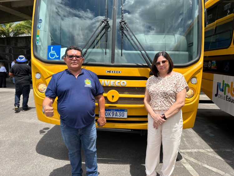 Prefeito de Iguaracy, Dr. Pedro Alves, comemora conquista de novo ônibus escolar