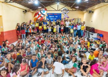 Prefeita Aline Karina acompanha início do ano letivo e faz entrega de fardamento e kits escolares para mais de 2 mil alunos em Itapetim