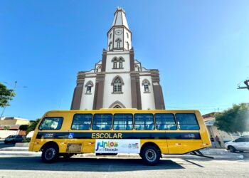 Prefeita Aline Karina entrega ônibus 0km para fortalecer o transporte escolar em Itapetim
