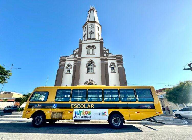 Prefeita Aline Karina entrega ônibus 0km para fortalecer o transporte escolar em Itapetim