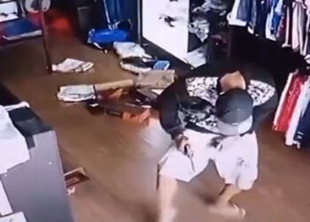 Vídeo: Ladrão atira na própria perna durante assalto a loja de roupas