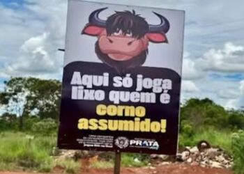 ‘Só joga lixo quem é corno’: Prefeito espalha placas inusitadas para combater descarte irregular