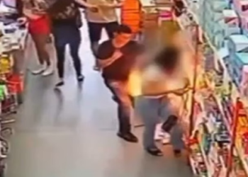 Celular explode e deixa mulher em chamas dentro de supermercado