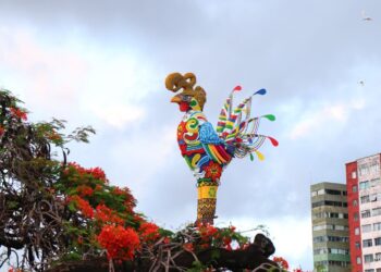 De pé na ponte Duarte Coelho, Galo Gigante abre alas para o Carnaval de Pernambuco