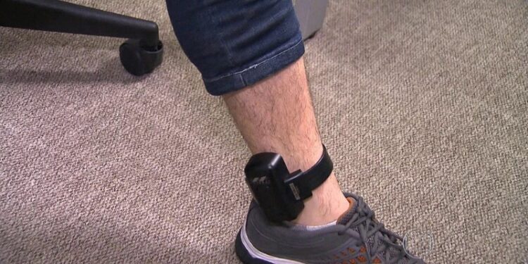 Homem pego com tornozeleira eletrônica falsa diz que ‘atraia mulheres’