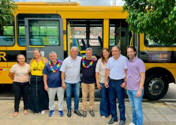 Prefeito Wamberg Gomes entrega novo ônibus escolar e anuncia reajuste salarial para profissionais da educação