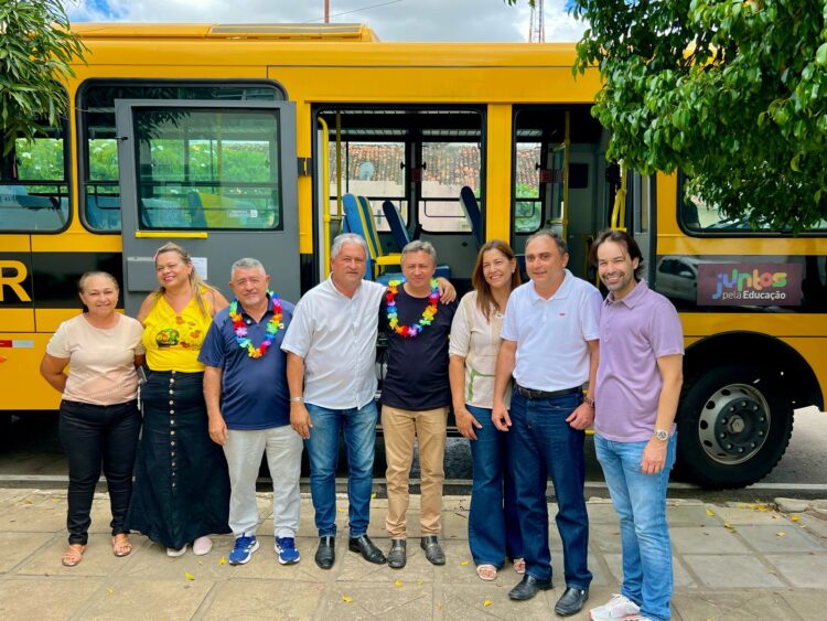 Prefeito Wamberg Gomes entrega novo ônibus escolar e anuncia reajuste salarial para profissionais da educação