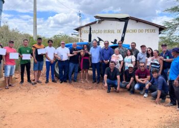 Carnaíba: Associação Rural de Riacho do Peixe recebe trator agrícola