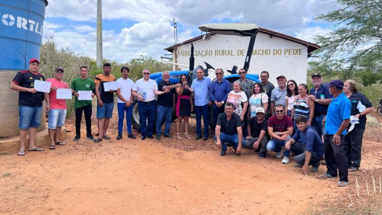 Carnaíba: Associação Rural de Riacho do Peixe recebe trator agrícola
