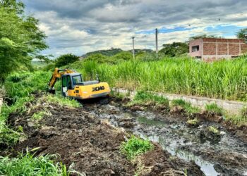 Itapetim: Canal da Joana recebe serviços de desobstrução
