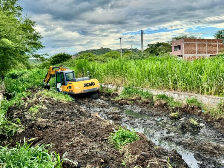 Itapetim: Canal da Joana recebe serviços de desobstrução