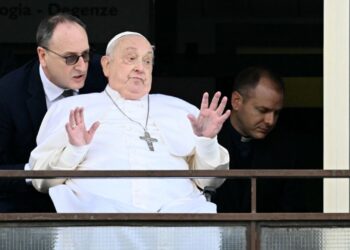 Papa Francisco recebe alta hospitalar e volta a fazer uma aparição pública após quase 40 dias